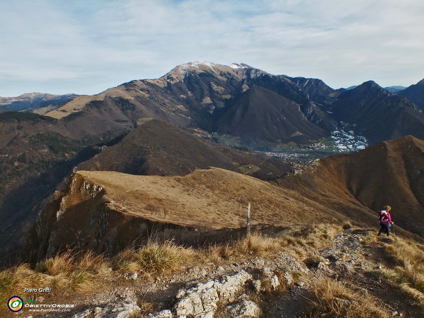 76 Scendiamo verso la cima est con croce.JPG